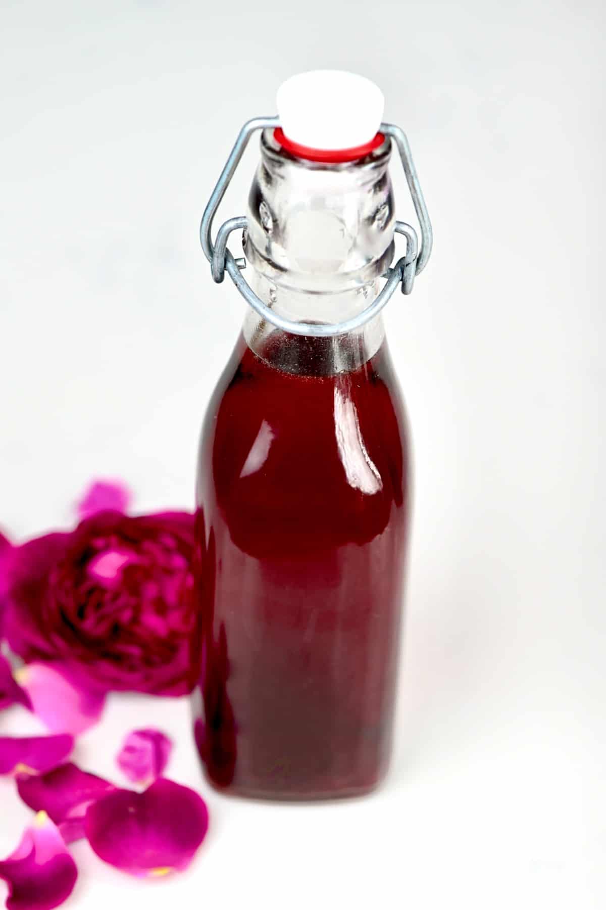 What we love about Roses & Champagne